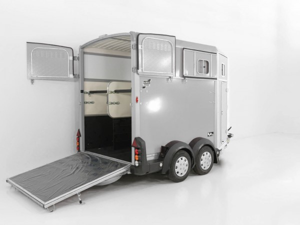 Ifor Williams Pferdeanhänger HB511|Sattelkammer|silber