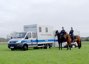 pferdeanhaenger_Ifor_williams_hb511_reiterstaffel_polizei_hamburg_iveco_300x