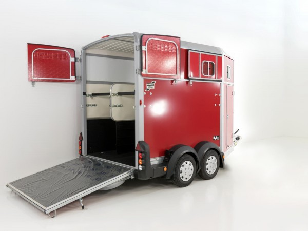 Ifor Williams Pferdeanhänger HB511|Sattelkammer|rot