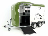 Cheval Liberte Pferdeanhänger Touring XL Country|Sattelkammer|Frontausstieg|grün